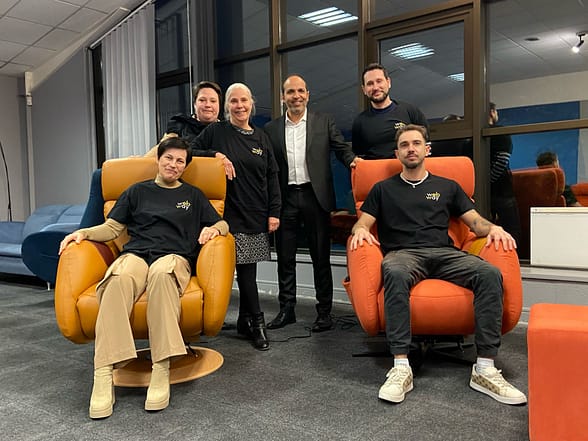 Photo de groupe après une formation commerciale réussie